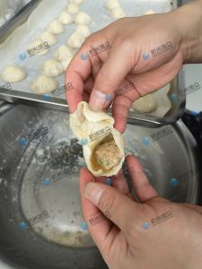 現(xiàn)場給客戶做灌湯包，效果滿意！